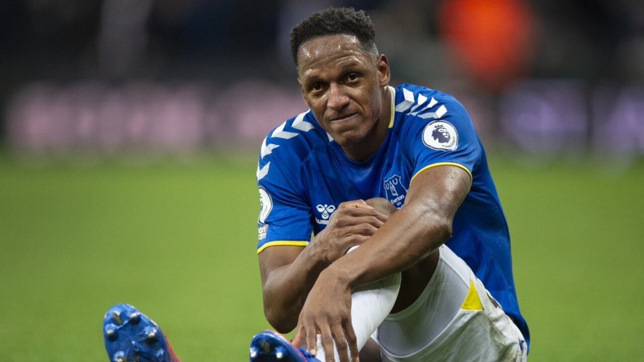 NEWCASTLE UPON TYNE, ENGLAND - FEBRUARY 08: Yerry Mina of Everton goes down injured during the Premier League match between Newcastle United and Everton at St. James Park on February 8, 2022 in Newcastle upon Tyne, United Kingdom. (Photo by Getty Images/Joe Prior/Visionhaus)