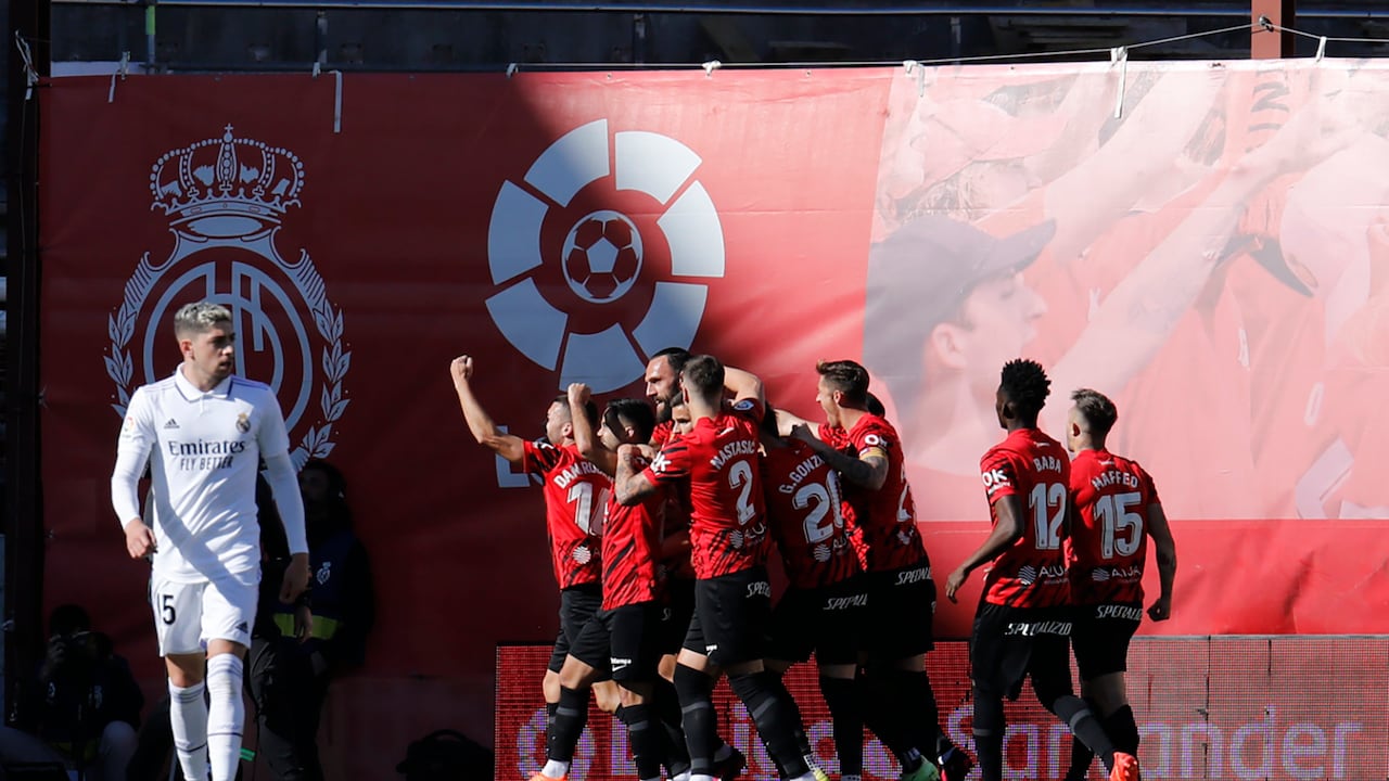 Los jugadores del Mallorca festejan un autogol del Real Madrid durante el partido de La Liga realizado el domingo 5 de febrero de 2023 (AP Foto/Francisco Ubilla)