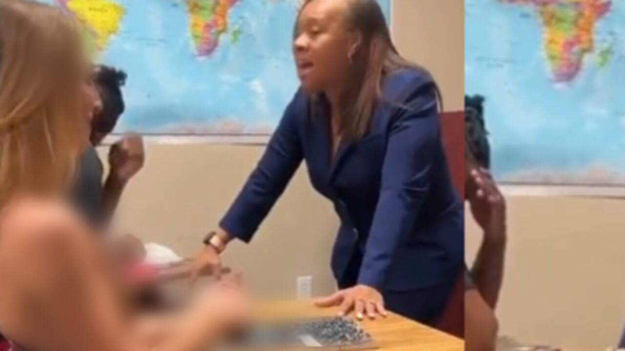 Estudiante con poca ropa en clase