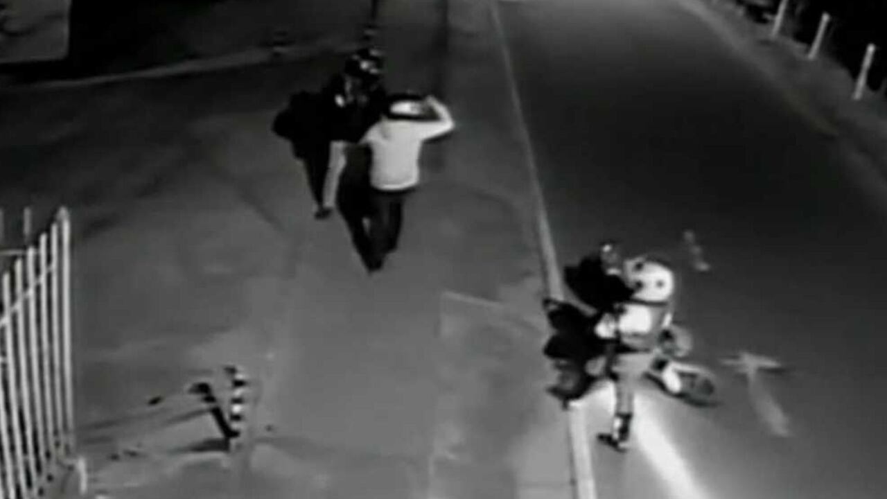 Mujer policía frustró un atraco. - Foto: Captura de video Policía