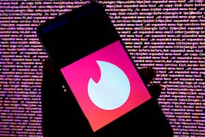INDIA - 2022/08/22: In this photo illustration a Tinder logo seen displayed on an android smartphone. (Photo Illustration by Avishek Das/SOPA Images/LightRocket via Getty Images)