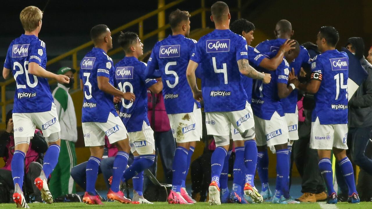 Jugadores de Millonarios celebran un gol contra Independiente Santa Fe.