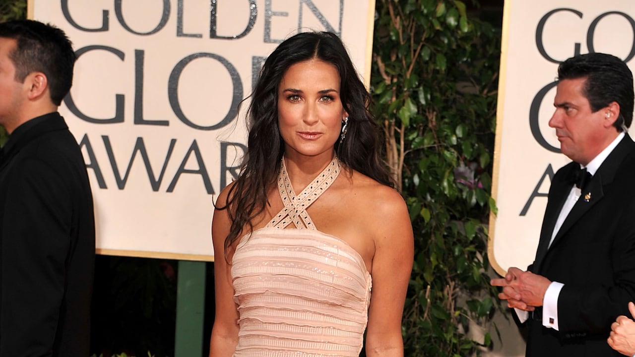 A sus 60 años, Demi Moore sorprende con pequeño bikini y provocativa figura