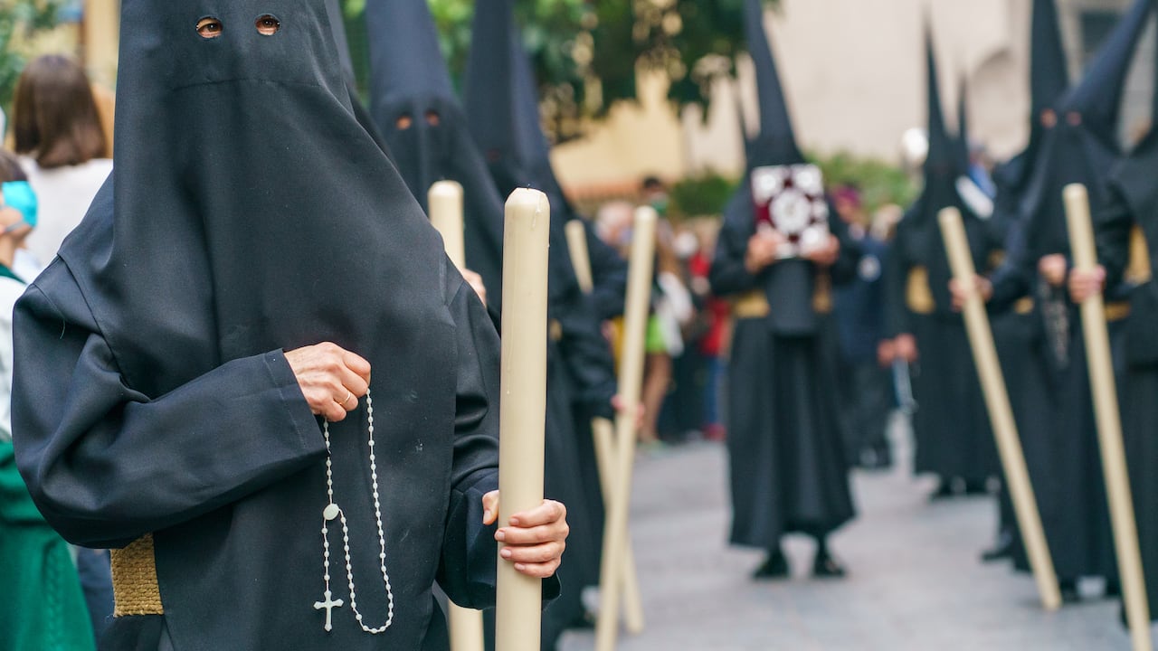 MADRID, SPAIN - 2022/04/10: A Nazarenes seen holding a rosary during the procession of the students (Los Estudiantes) through the streets of the center of Madrid. After two years interrupted by the pandemic, Holy Week returns to the streets of Spain with its traditional processions and parties. The traditional processions are held on Palm Sunday, a date to commemorate the entry of Jesus of Nazareth into Jerusalem. (Photo by Atilano Garcia/SOPA Images/LightRocket via Getty Images)
