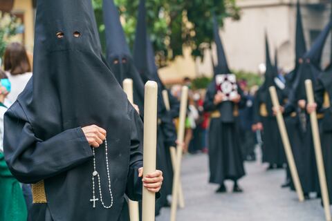 MADRID, SPAIN - 2022/04/10: A Nazarenes seen holding a rosary during the procession of the students (Los Estudiantes) through the streets of the center of Madrid. After two years interrupted by the pandemic, Holy Week returns to the streets of Spain with its traditional processions and parties. The traditional processions are held on Palm Sunday, a date to commemorate the entry of Jesus of Nazareth into Jerusalem. (Photo by Atilano Garcia/SOPA Images/LightRocket via Getty Images)