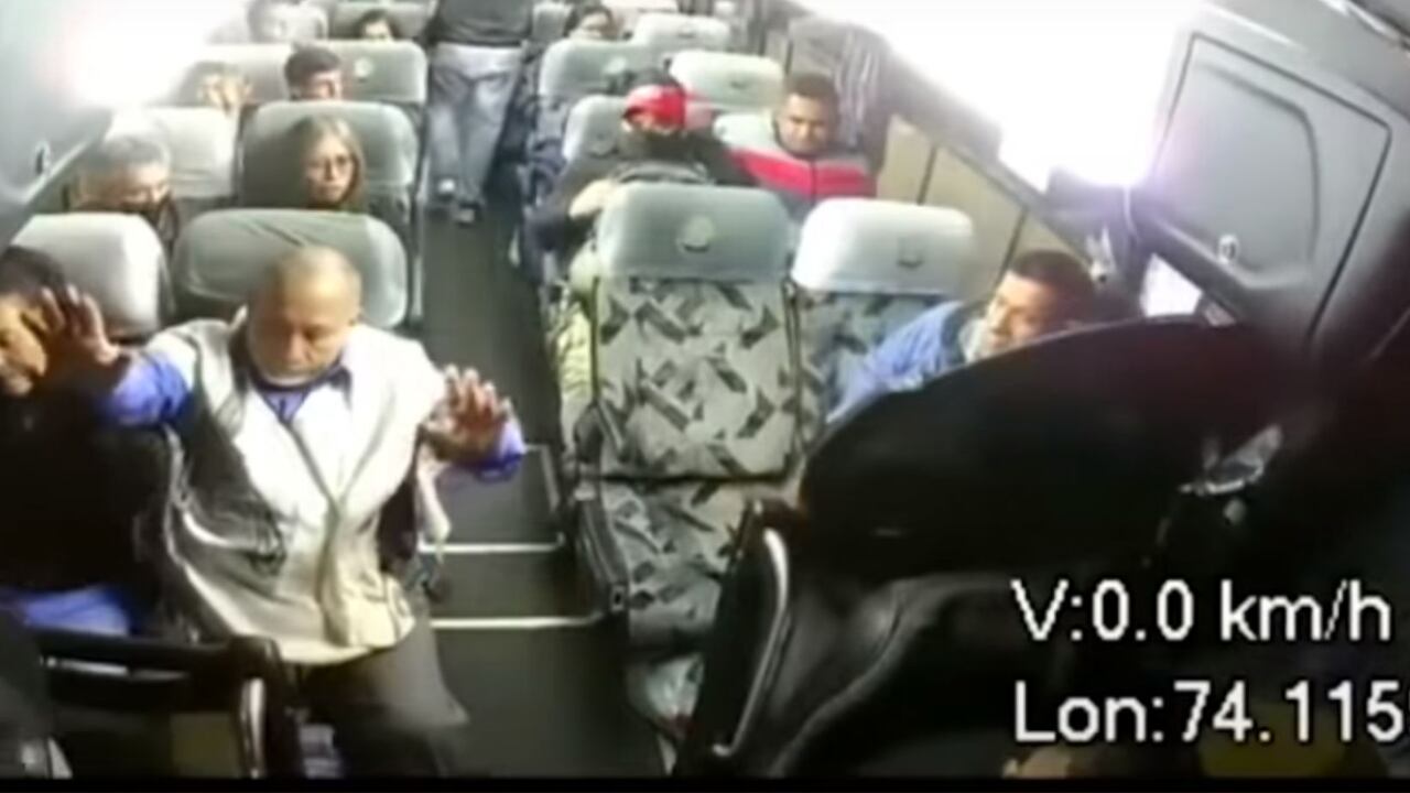 VIDEO | Ladrones armados sorprendieron a ciudadanos trabajadores en un bus y los atracaron