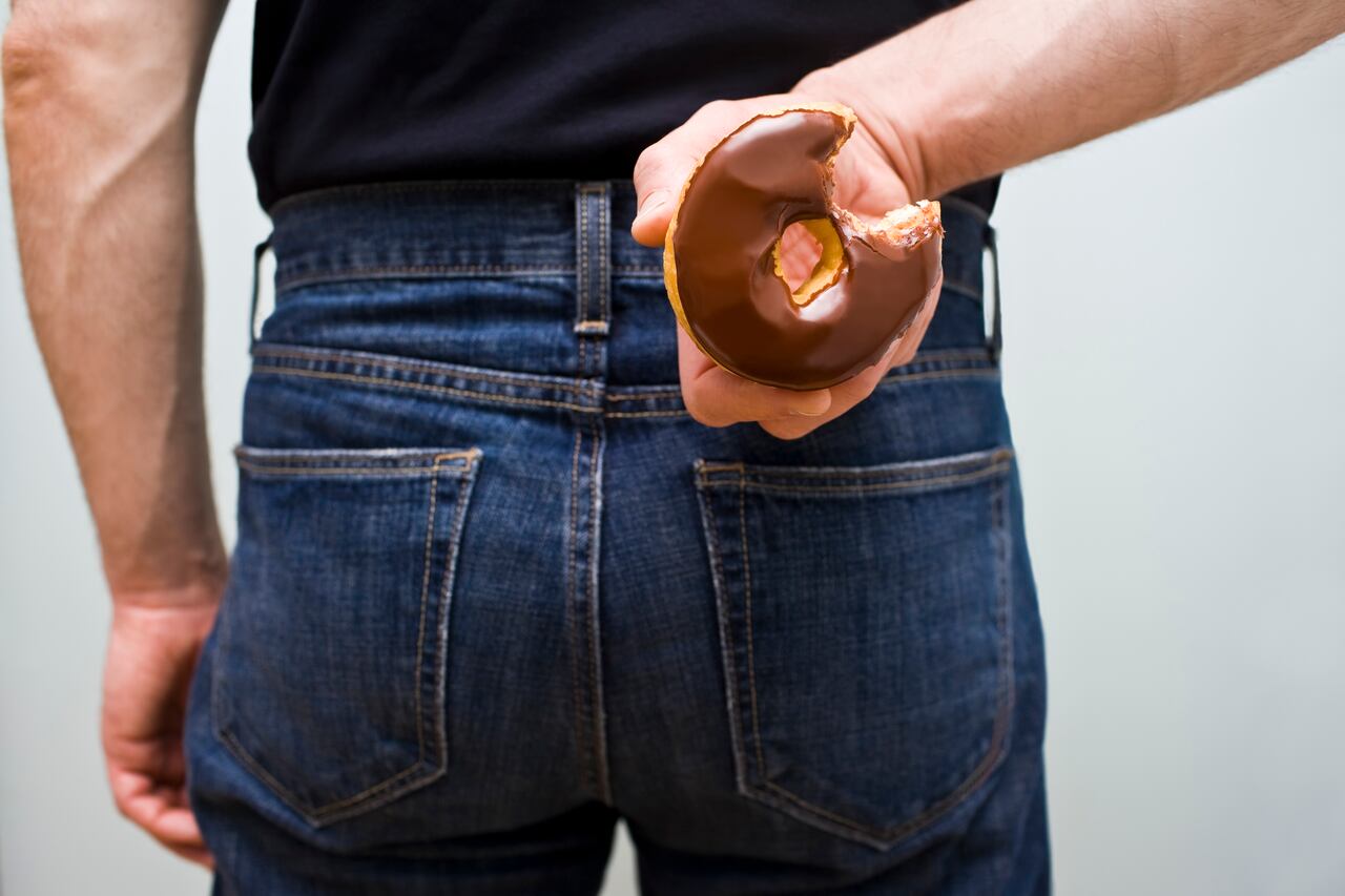 Hombre sostiene una dona