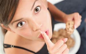 ¿Comer de noche engorda? ¿No te metas a la psicina después de comer? ¿Las nacas verdes salen por rabietas? No todo lo que dicen es verdad sagrada. (Foto: Thinkstock)