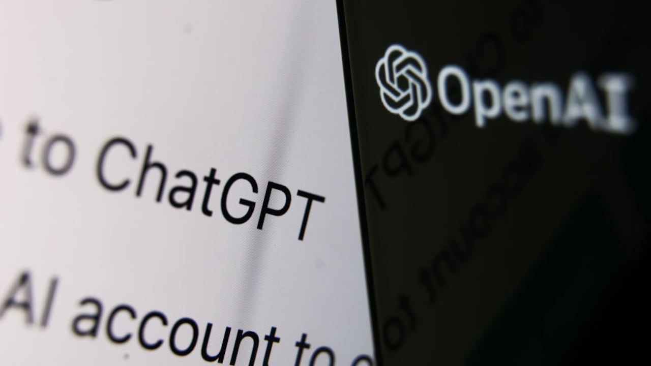El logotipo de OpenAI se ve en la pantalla con el sitio web de ChatGPT