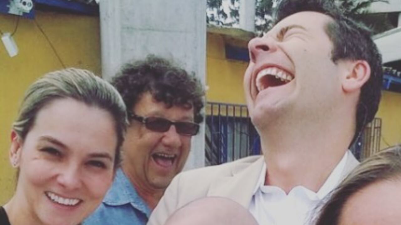 Los presentadores de televisión Catalina Gómez e Iván Lalinde en el bautizo del hijo de ella