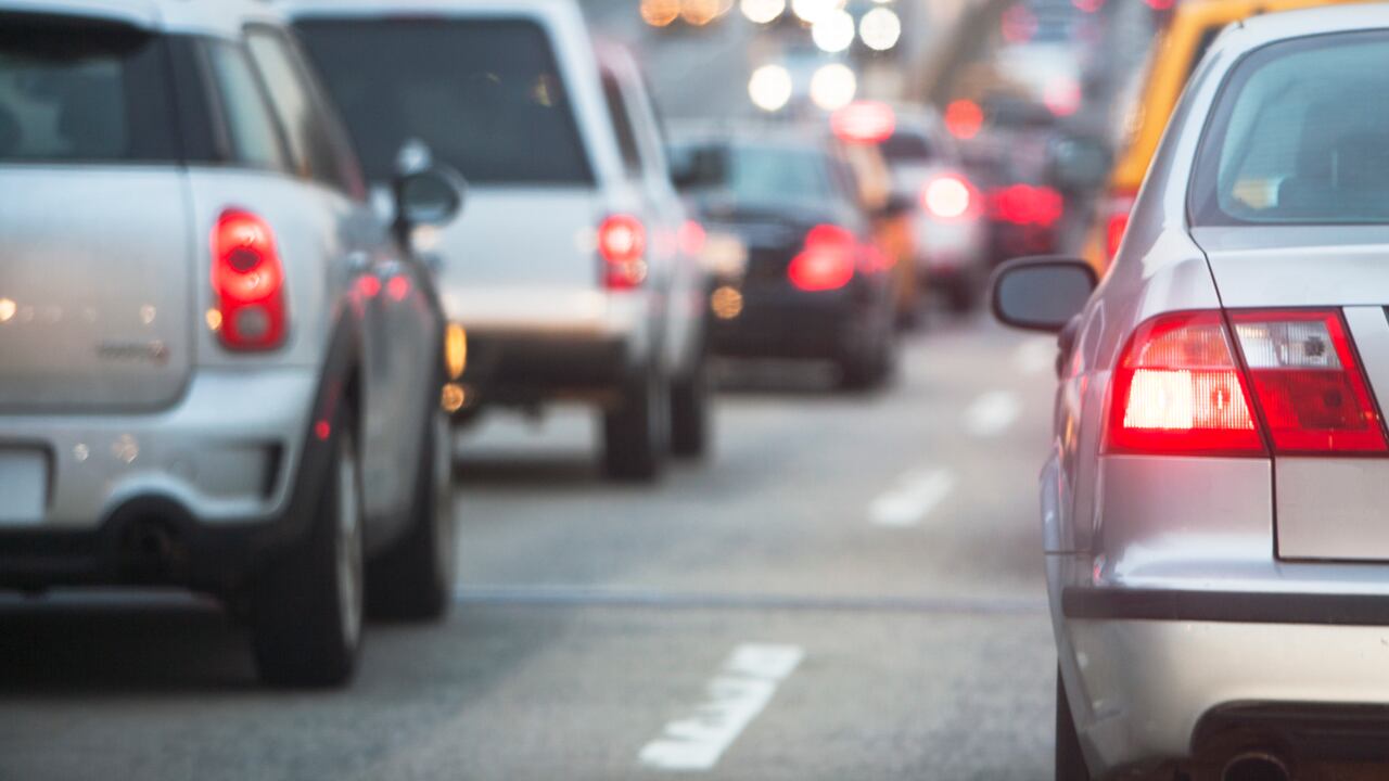 Carros en medio de un trancón