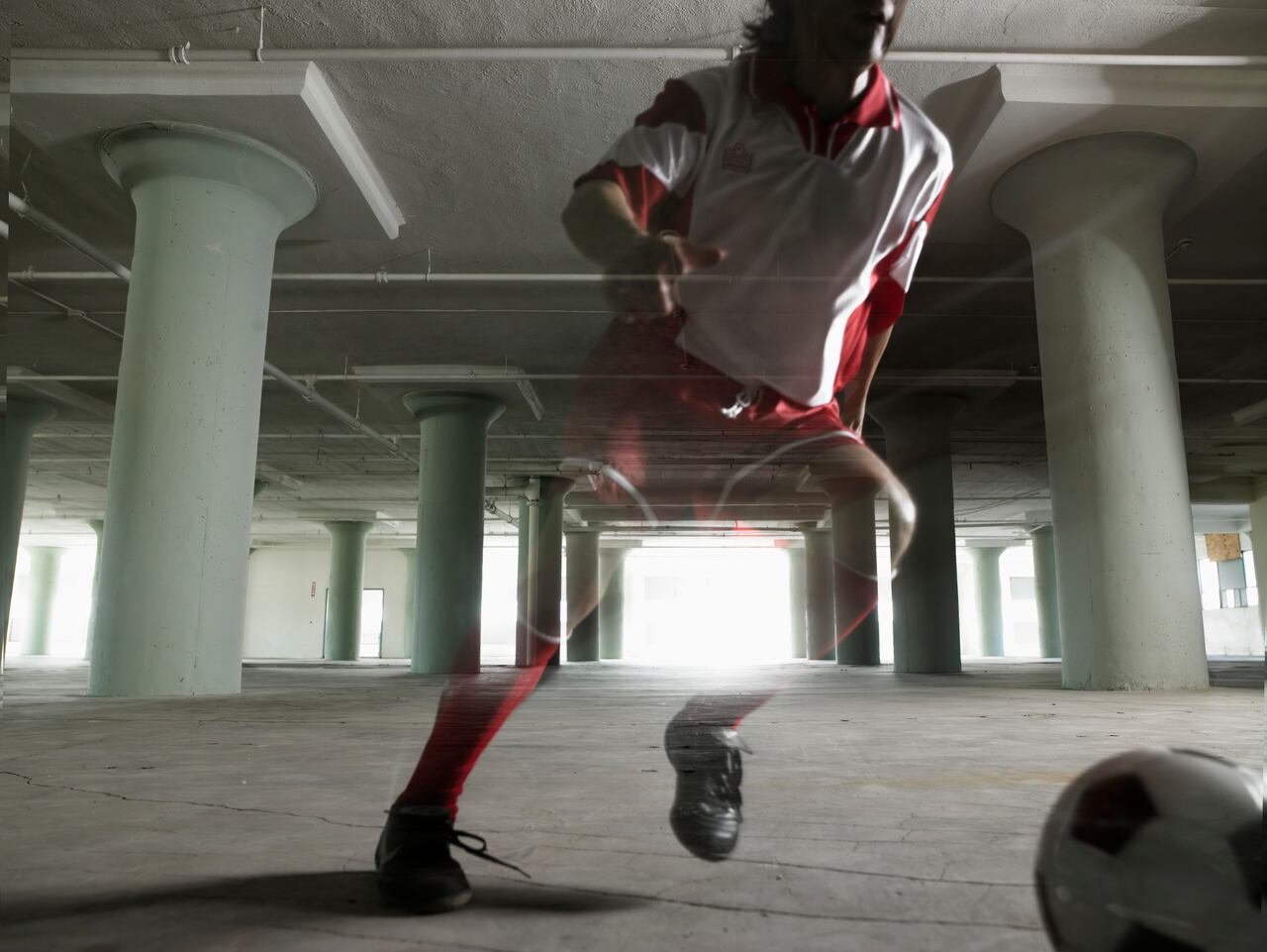 Fantasmas futbolistas en cancha quedan en pena.