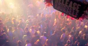 Entre 18 y 25: La etapa de los jóvenes adultos está destinada para la experimentación y conocer los límites de la libertad y la responsabilidad. Es la edad en la que se empieza a comprender lo que realmente significa el dinero y las consecuencias de no saberlo usar correctamente. Por eso, lugares como “Montañita en Ecuador, Ibiza en España, Punta del Este en Uruguay, Porto Seguro en Brasil y Cancún” –señala la compañía- son espacios de rumba y divertimento para empezar a relacionarse con el mundo y aprender que las altas deudas pesan a futuro.