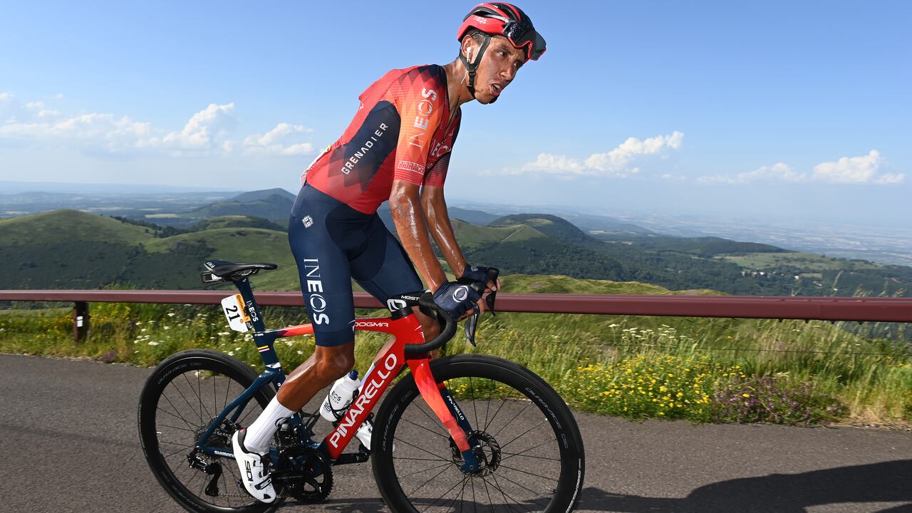 PUY DE DÔME, FRANCIA - 09 DE JULIO: Egan Bernal de Colombia y el equipo INEOS Grenadiers compiten durante la etapa nueve del 110° Tour de Francia 2023, una etapa de 182,4 km desde Saint-Léonard-de-Noblat hasta Puy de Dôme 1412 m / #UCIWT / el 09 de julio de 2023 en Puy de Dôme, Francia. (Foto de Tim de Waele/Getty Images)