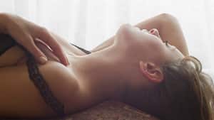 Mujer después de un sueño erótico