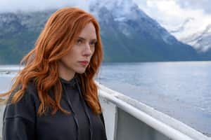 En esta imagen proporcionada por Marvel Studios Scarlett Johansson en una escena de "Black Widow". (Jay Maidment/Marvel Studios-Disney via AP)