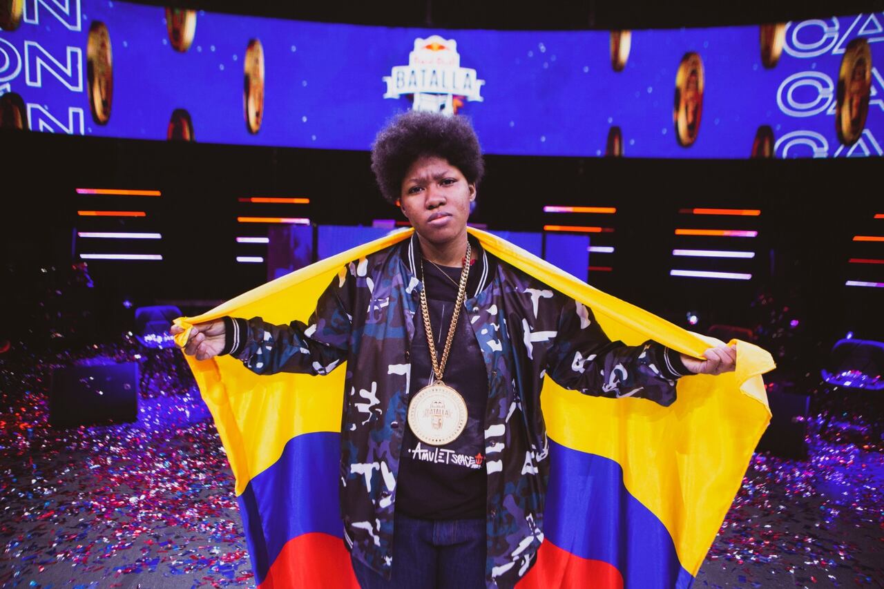 Maribel Camilo Gómez, más conocida como Marithea (alias compuesto por Mari, su nombre, y Thea que significa Diosa), tiene 25 años, es una rapera, freestyler y artista que nació en Cali, Valle del Cauca.