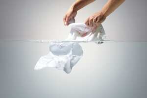 ¿Cómo eliminar las manchas amarillas de la ropa blanca?