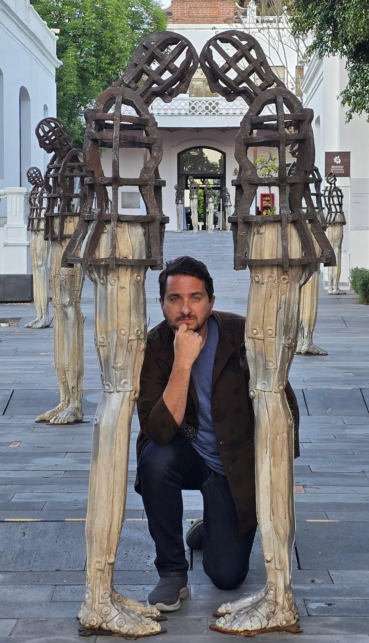 La muestra, curada por el mexicano Alberto Ríos de la Rosa y apoyada por la Galería Molina, marca el regreso del artista a su ciudad natal.