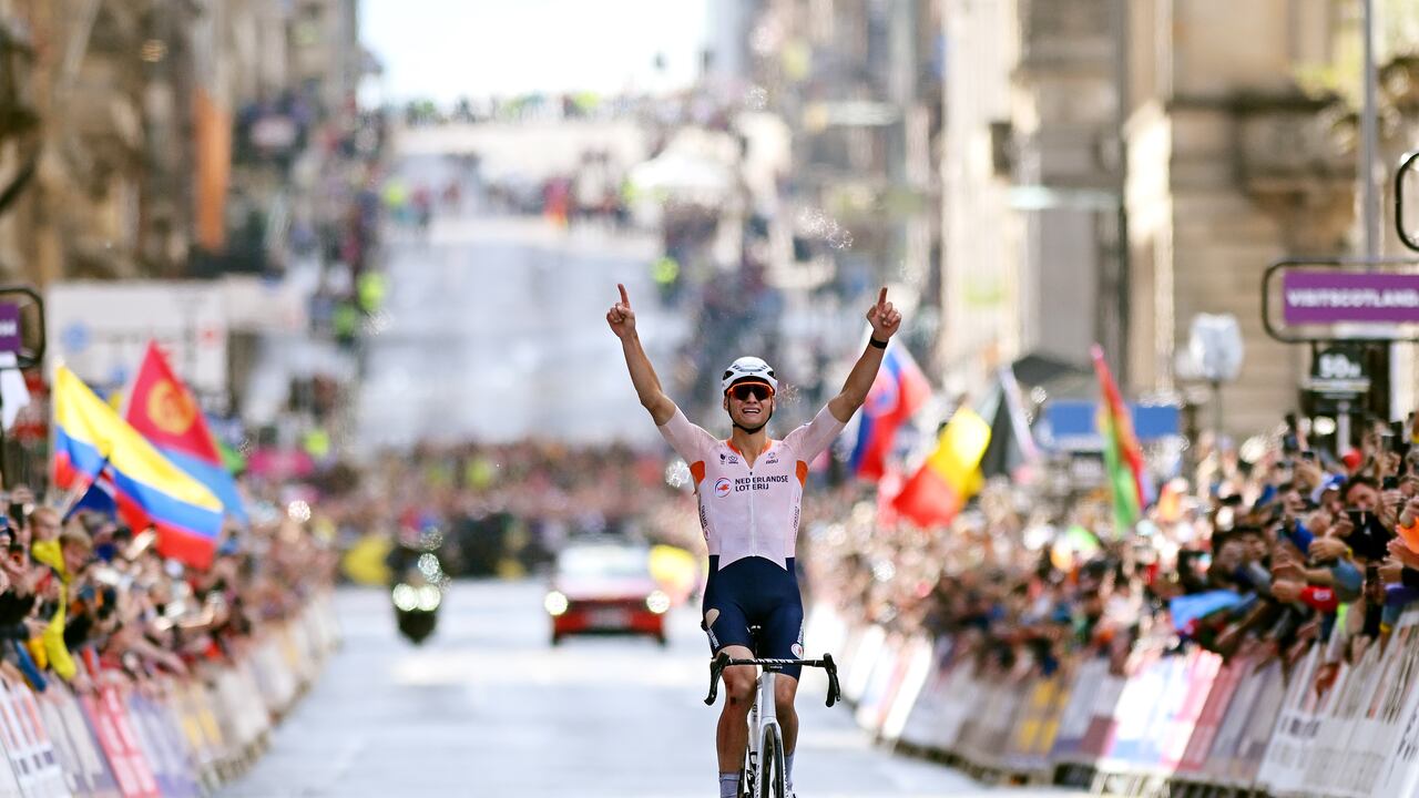 GLASGOW, ESCOCIA - 06 DE AGOSTO: Mathieu Van Der Poel de los Países Bajos celebra en la línea de meta como ganador de la medalla de oro durante el 96º Campeonato Mundial de Ciclismo UCI Glasgow 2023, Men Elite Road Race, una carrera de 271,1 km de un día desde Edimburgo a Glasgow / #UCIWT / el 6 de agosto de 2023 en Glasgow, Escocia. (Foto de Dario Belingheri/Getty Images)