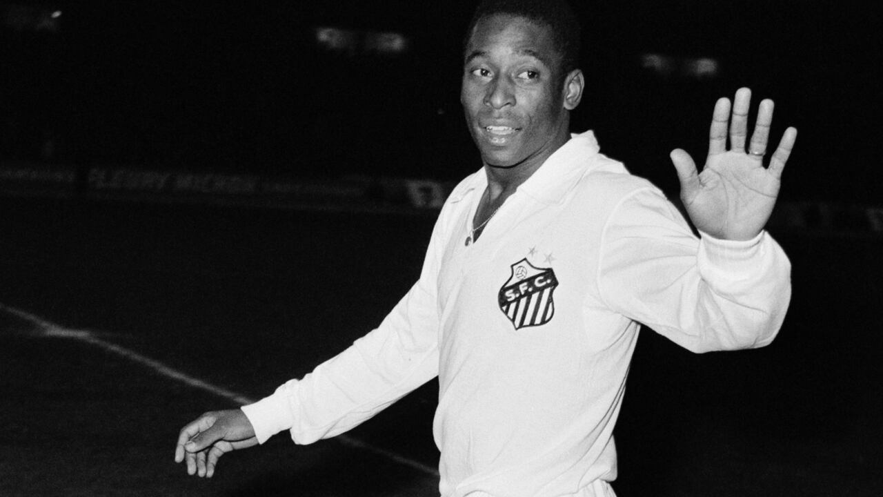 Pelé, jugador del Santos de Brasil y una de los mejores futbolistas de la historia.