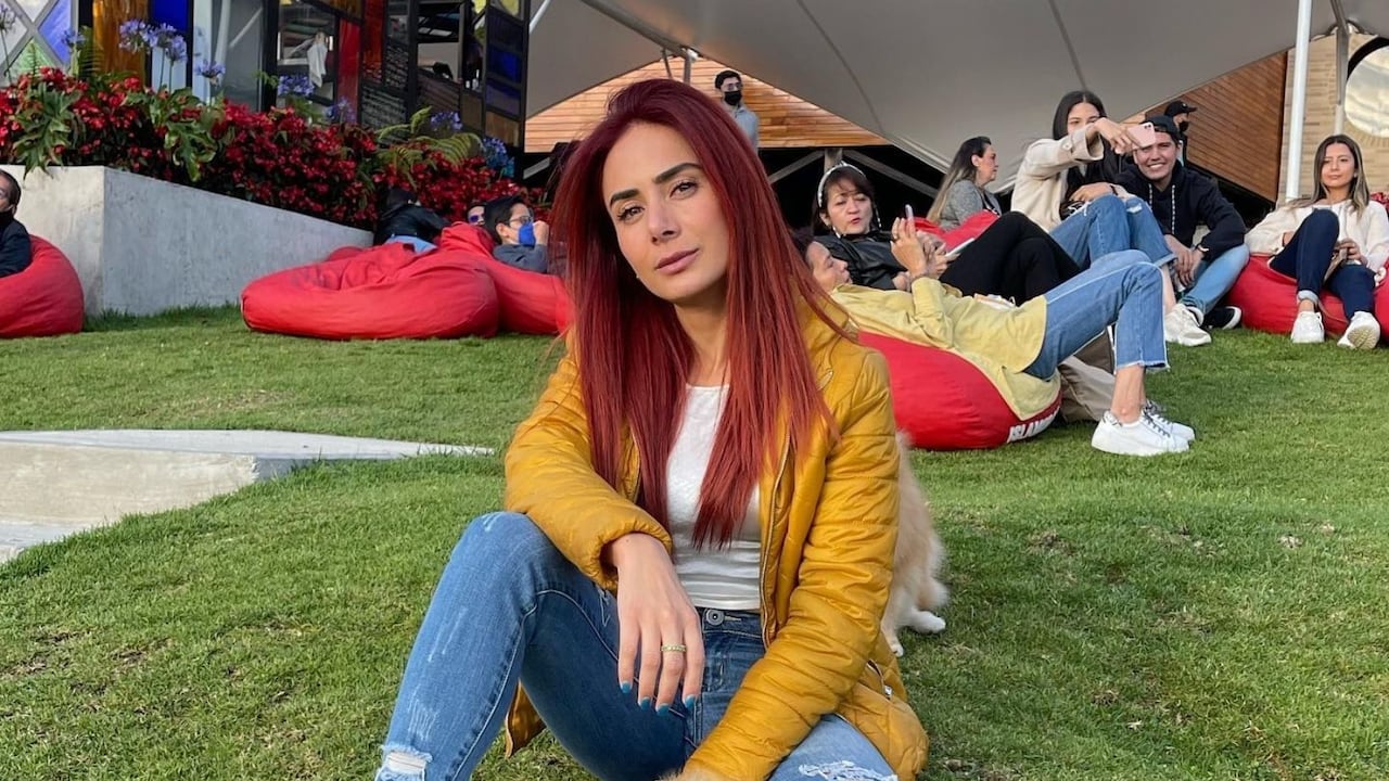 Johanna Fadul muestra sus sensuales curvas con elegante vestido