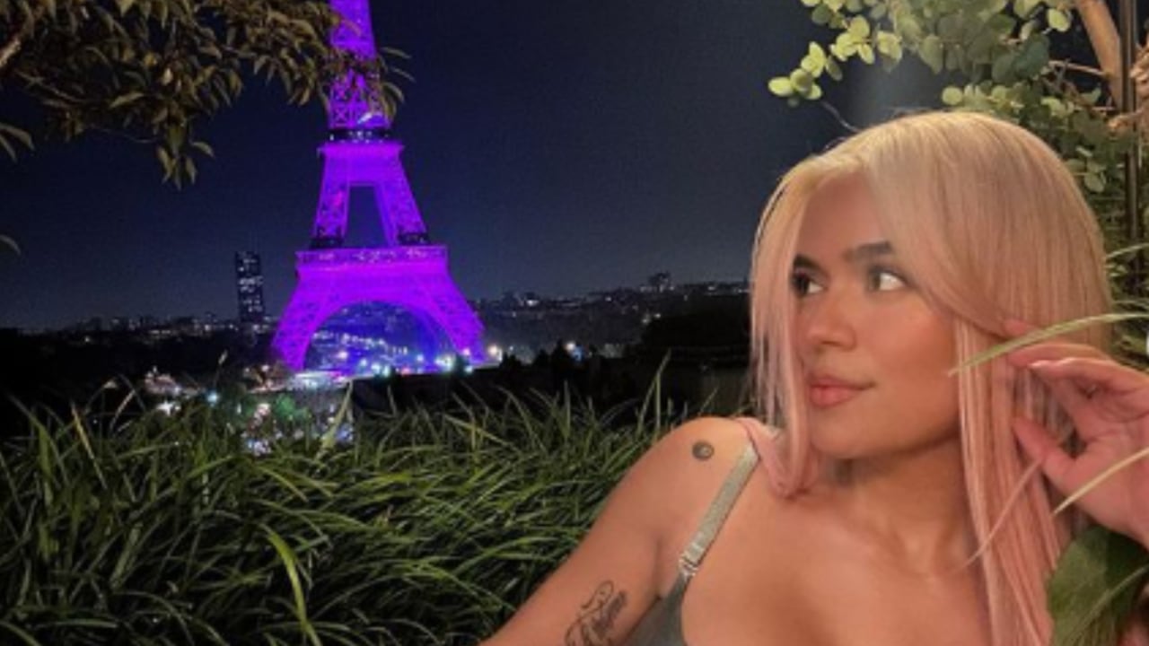 Karol G y su outfit al frente de la Torre Eiffel en París, Francia.