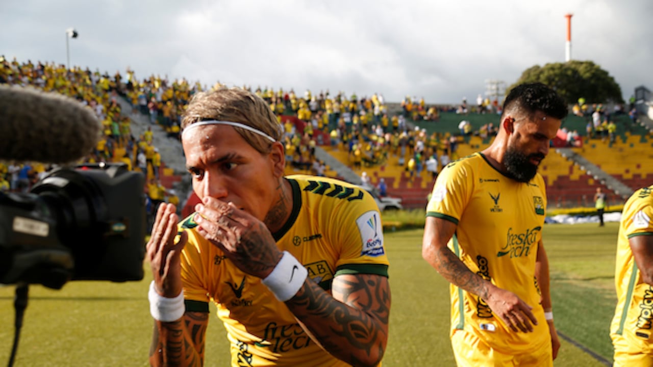 BUCARAMANGA - COLOMBIA, 23-04-2022: Dayro Moreno del Bucaramanga celebra después de anotar el segundo gol de su equipo durante partido por la fecha 17 de la Liga BetPlay DIMAYOR I 2022 entre Atlético Bucaramanga y Deportivo Independiente Medellín jugado en el estadio Alfonso Lopez de la ciudad de Bucaramanga. / Dayro Moreno (L) of Bucaramanga celebrates after scoring the second goal of his team during match for the date 17 of the BetPlay DIMAYOR League I 2022 between Atletico Bucaramanga and Deportivo Independiente Medellin played at the Alfonso Lopez stadium of Bucaramanga city. Photo: VizzorImage / Jaime Moreno / Cont