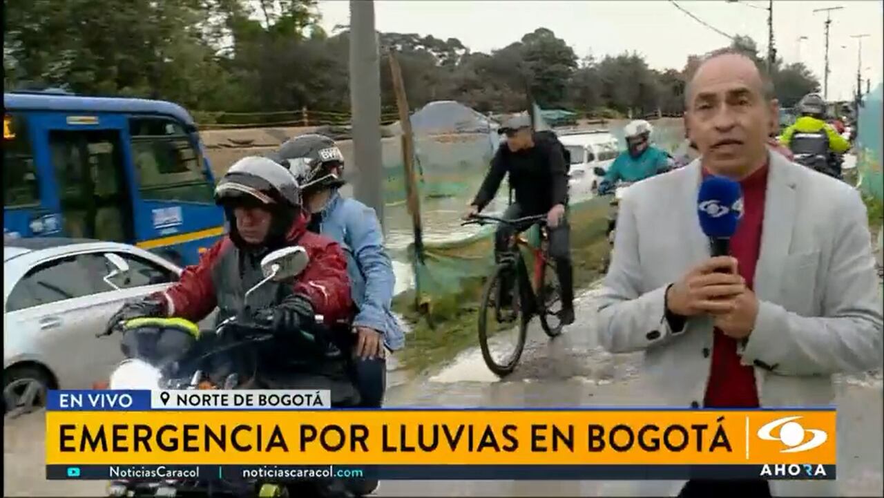Periodista de ‘Noticias Caracol’ tuvo que ayudar, en vivo, a conductor de carro de lujo que quedó atrapado por inundación