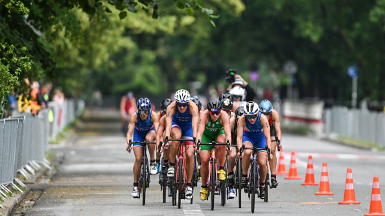 Tras un poco menos de dos horas y media de carrera, en el sur de la aglomeración hamburguesa, el piloto de una moto, con un camarógrafo que participaba en la cobertura de video de la carrera, chocó con un triatleta de 26 años, en la prueba de bicicleta. (Photo by Artur Widak/Anadolu Agency via Getty Images)