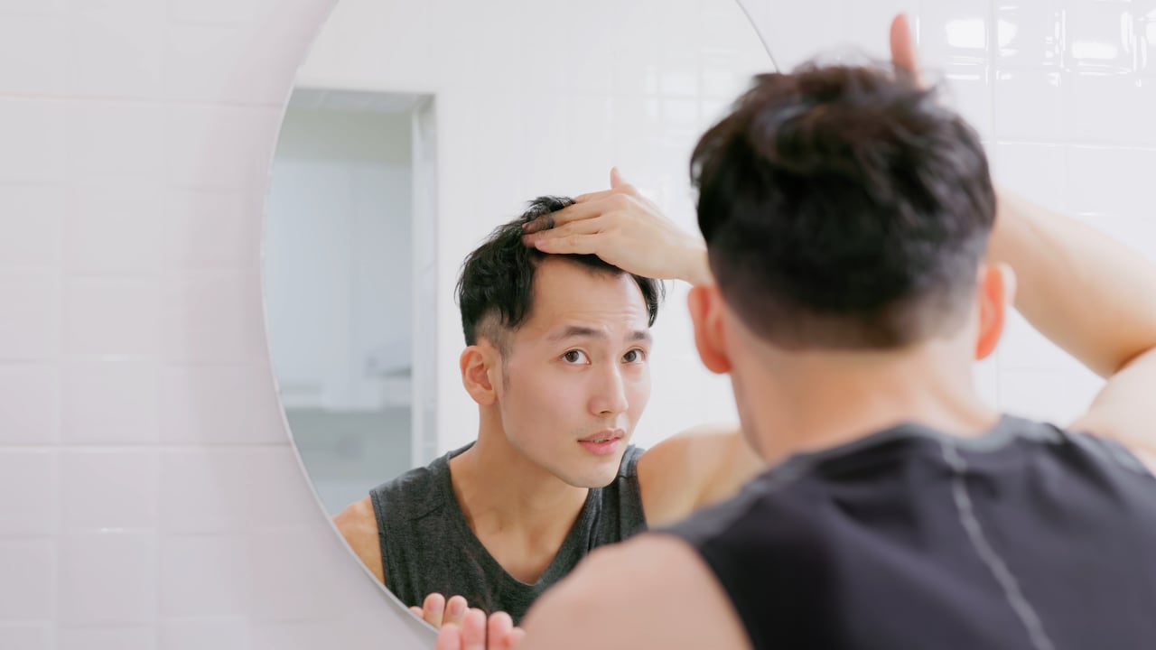 Conozca los secretos de belleza ancestrales que pueden ayudar a prevenir las entradas en el cabello y promover un crecimiento fuerte y saludable.