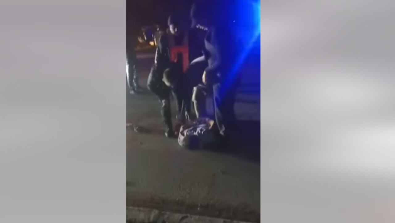 Impresionante video de hombre que le da latigazos a ladrón que robó su tienda