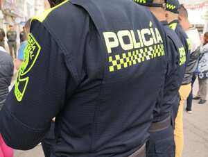 Policías de espaldas.