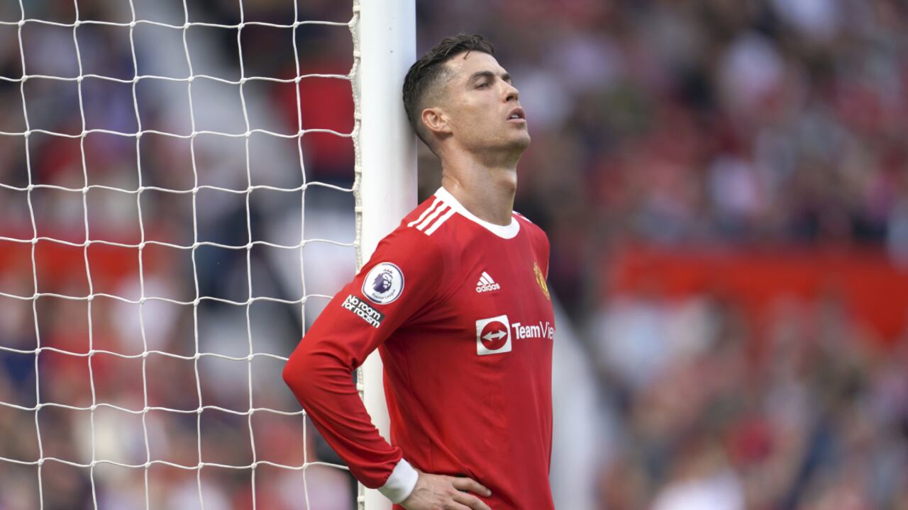 Cristiano Ronaldo del Manchester United descansa junto a la portería en un partido de la Liga Premier entre el Manchester United y Norwich City en el estadio Old Trafford en Manchester, Inglaterra, el 16 de abril de 2022. Ronaldo y su esposa Georgina Rodríguez anunciaron el 18 de abril de 2022 la muerte de su hijo mellizo recién nacido. (AP/Jon Super)