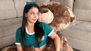 Reina de OnlyFans en Colombia generó polémica por valla en la que hace promoción con sensual foto