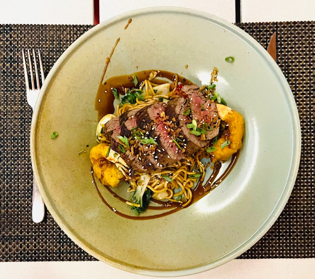 En Curaçao es común encontrar fusiones culinarias de mar y tierra.