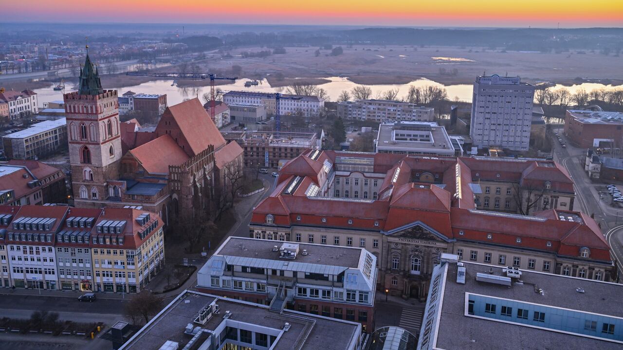Vista desde un edificio alto del centro de la ciudad con la Iglesia de Santa María (l) y el edificio principal de la Universidad Europea Viadrina. Detrás de ellos se ve el río Oder, fronterizo entre Alemania y Polonia. La ciudad de Frankfurt (Oder) ha solicitado la sede del nuevo Centro del Futuro para la Unidad Alemana y la Transformación Europea.