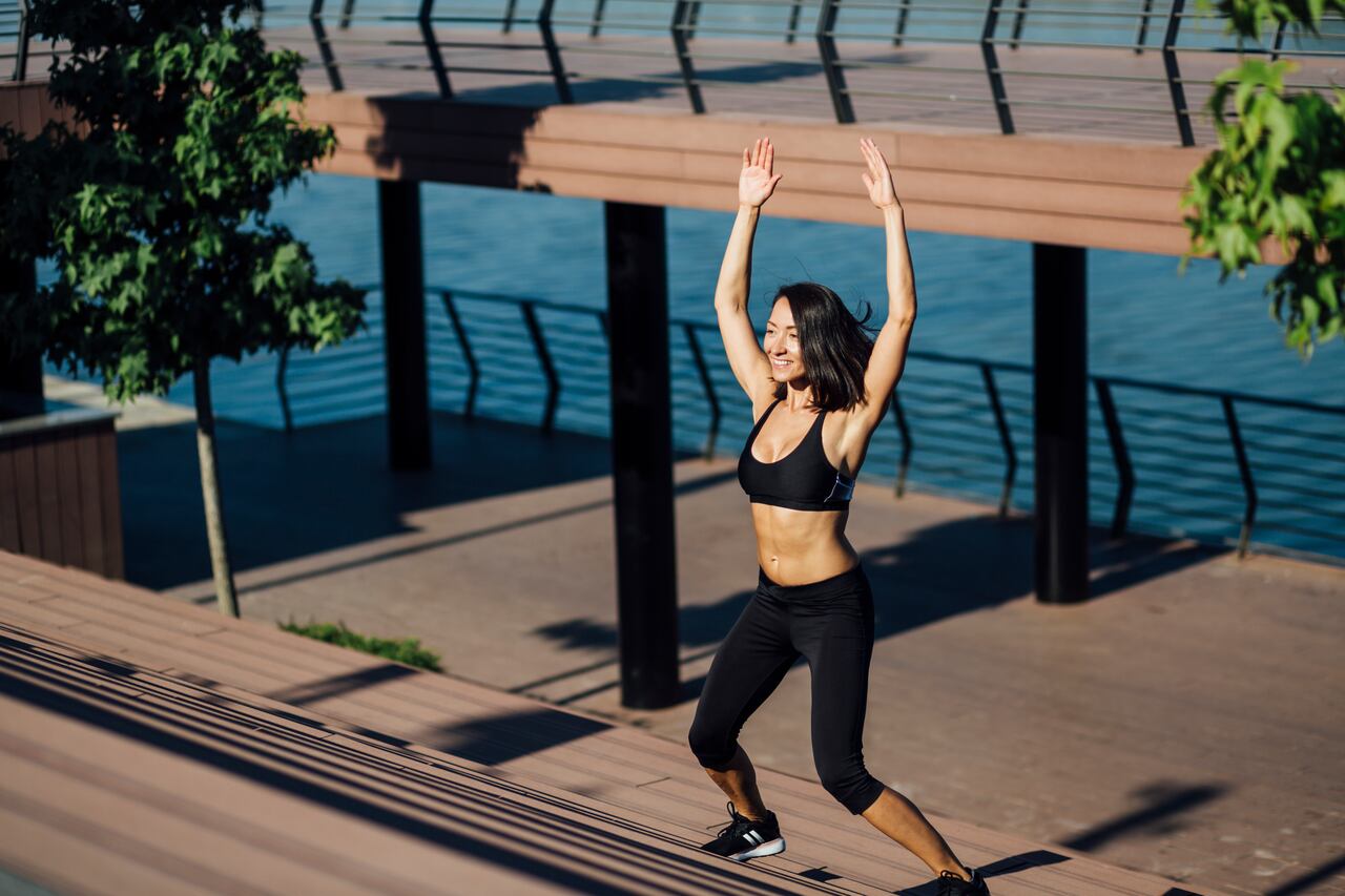 Mujer realiza burpees muy cerca al mar