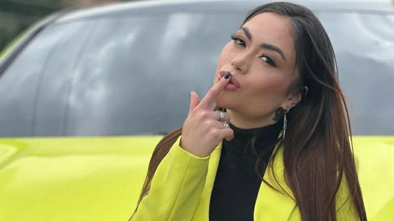 Epa Colombia junto a uno de sus carros más lujosos.