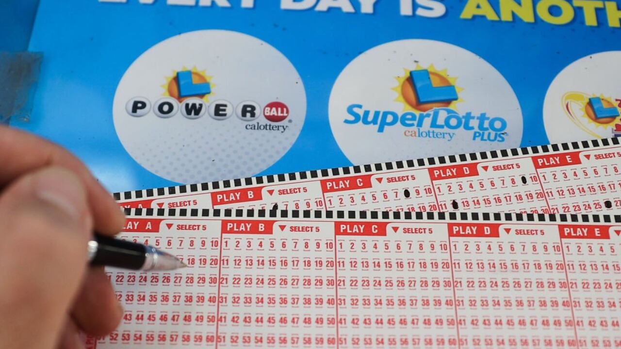 https://media.gettyimages.com/id/1244589633/es/foto/a-person-plays-powerball-lottery-at-a-7-eleven-store-in-milpitas-california-united-states-on.jpg?s=2048x2048&w=gi&k=20&c=4lRBLbJADuWGATggCkpeekLKB_FVXbN_KJzWCTKKabI=