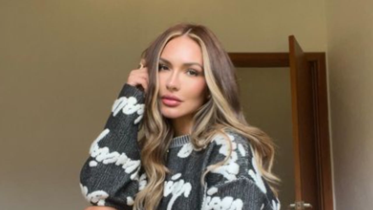 La actriz Kimberly Reyes posa con su nuevo look de cabello rubio y castaño