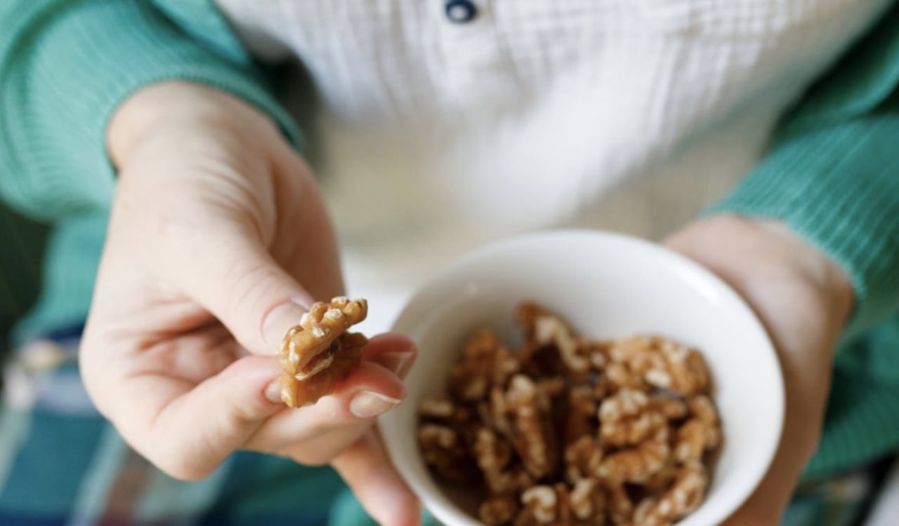 Los frutos secos, grupo al que pertenecen las nueces, son ricos en calcio, un mineral clave para fortalecer los huesos, favorecer el crecimiento y prevenir el desarrollo de enfermedades como la osteoporosis