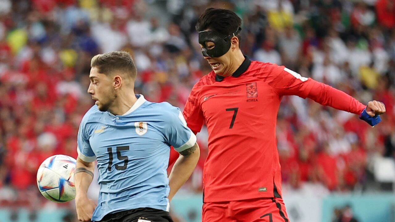 Soccer Football - FIFA World Cup Qatar 2022 - Group H - Uruguay v South Korea - Education City Stadium, Al Rayyan, Qatar - November 24, 2022 Uruguay's Federico Valverde in action with South Korea's Son Heung-min REUTERS/Kim Hong-Ji
