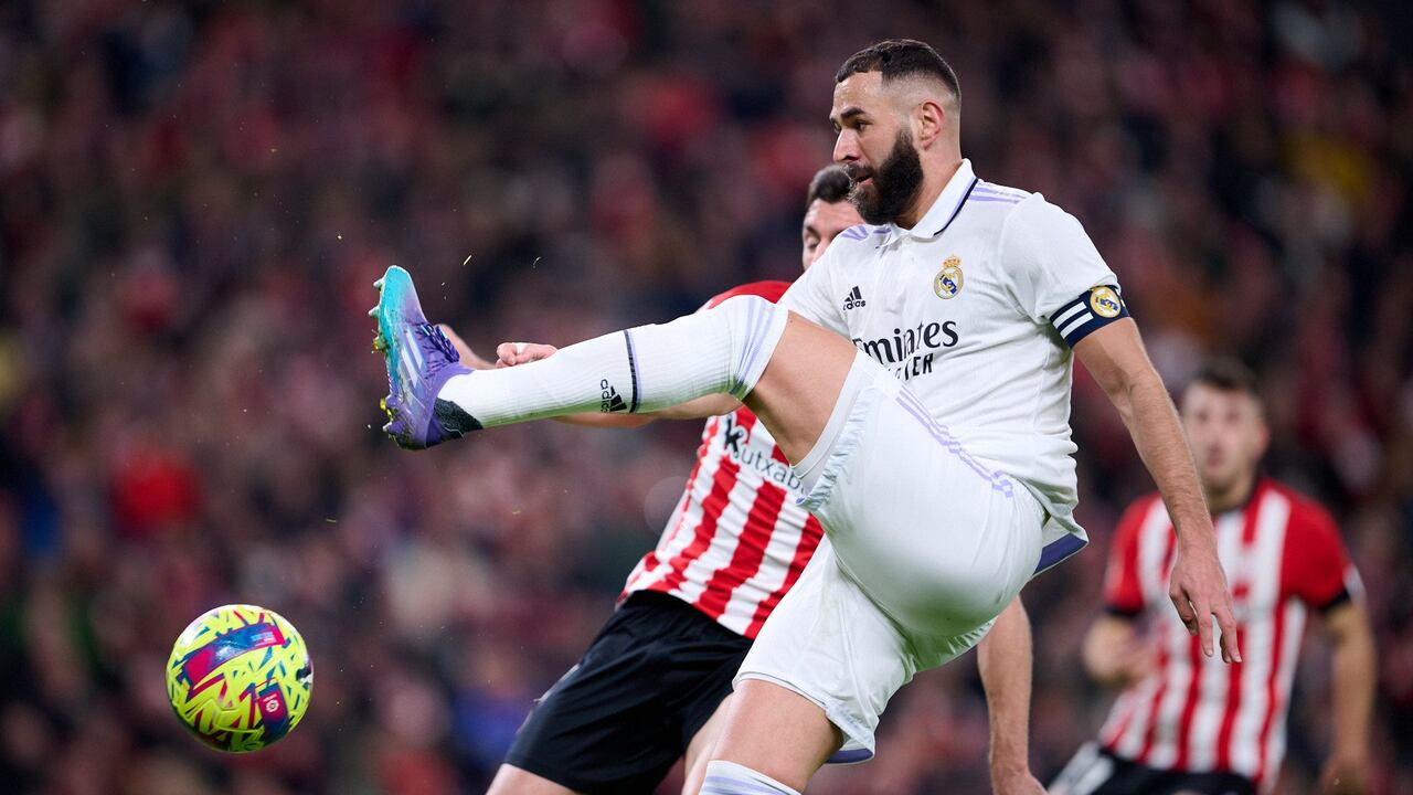 Karim Benzema, jugador del Real Madrid, disputa una pelota en el duelo contra el Atlhetic Bilbao.