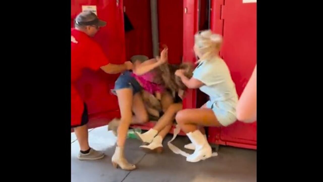 Pelea en el baño entre cuatro mujeres