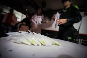 Descubren licor adulterado y drogas entre las paredes y el techo de un prostíbulo en Bogotá, pertenecerían al Tren de Aragua