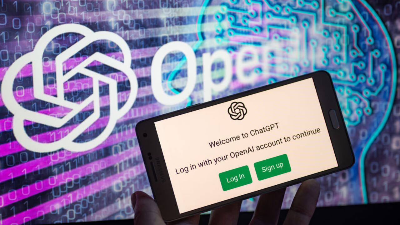 El logotipo de OpenAI se ve en la pantalla con el sitio web de ChatGPT en el móvil, el 8 de enero de 2023 en Bruselas, Bélgica. (Ilustración fotográfica de Jonathan Raa/NurPhoto a través de Getty Images)