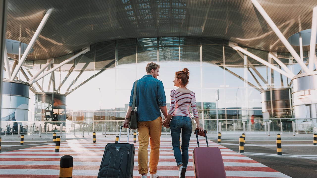 Parejas viajeras en aeropuerto