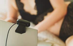 Mujeres chateando en chat para adultos. Concepto de trabajo de cámara web. webcam modelo web