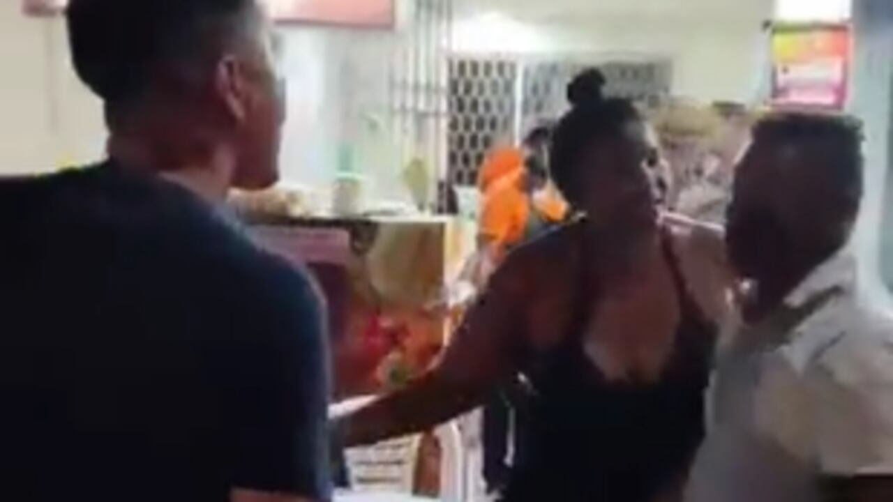 Video | Una mujer y un hombre se pelearon por su pareja en establecimiento de comida en Santa Marta